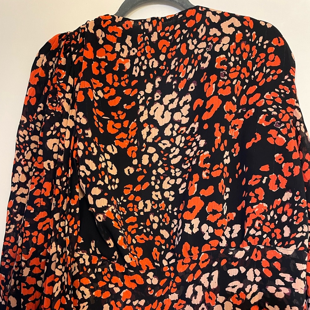 Beautiful tie front/side wrap. - Picture 2 of 4